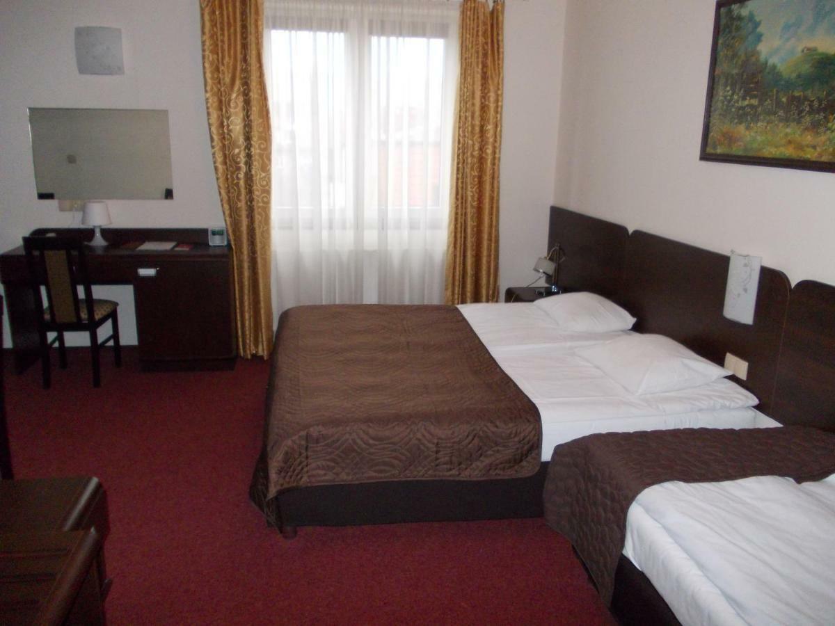 Hotel Pinocy Ledziny Luaran gambar