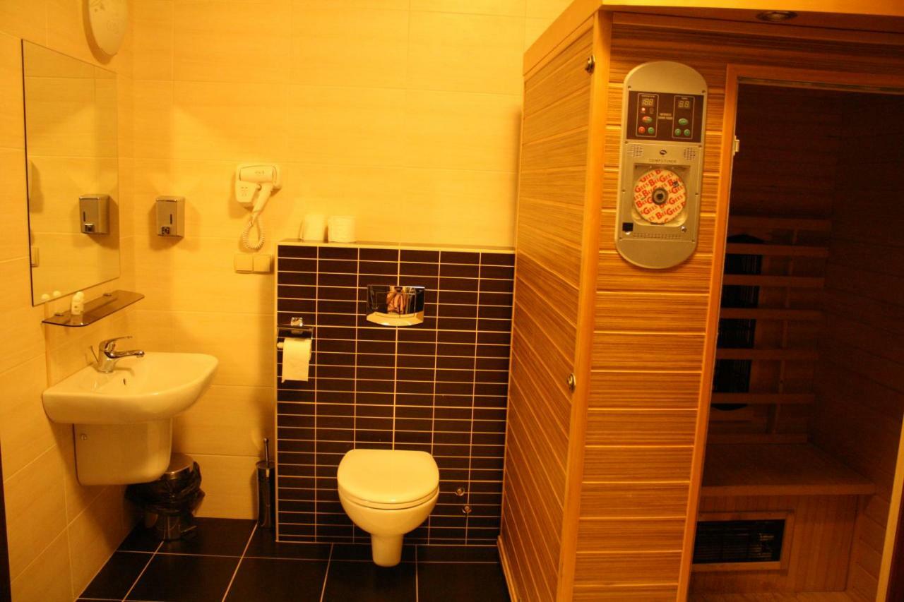 Hotel Pinocy Ledziny Luaran gambar
