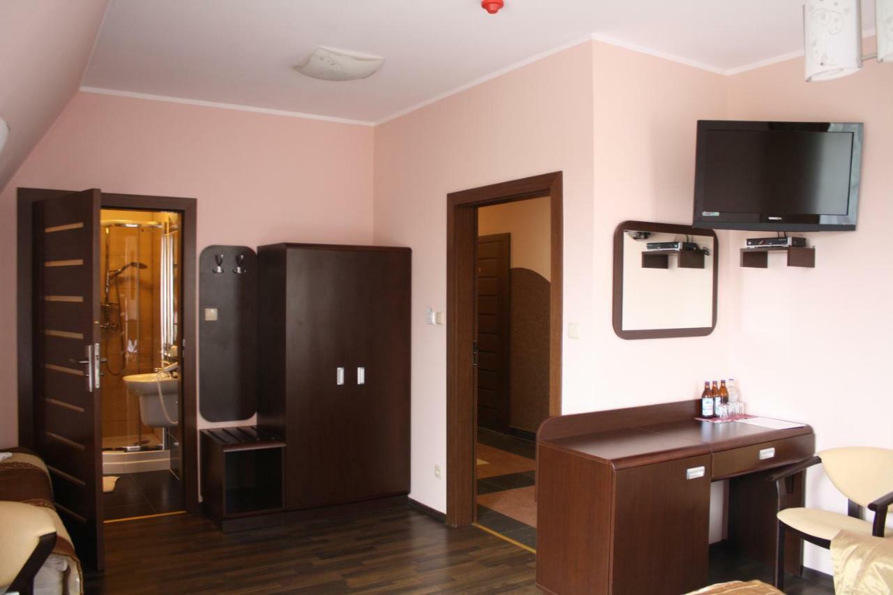 Hotel Pinocy Ledziny Luaran gambar