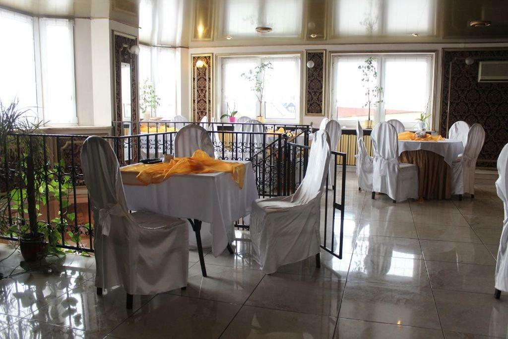 Hotel Pinocy Ledziny Luaran gambar